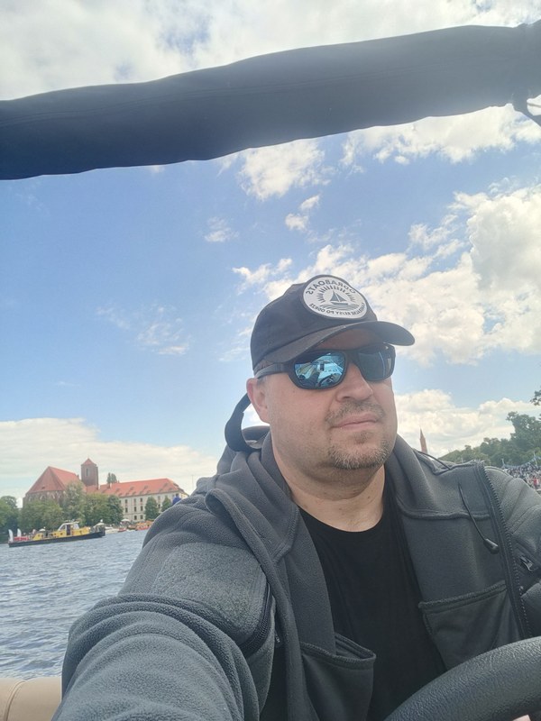 Widok z łodzi VIP na panoramę Wrocławia