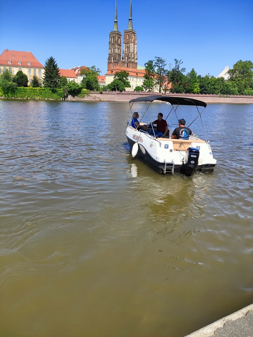 Impreza na motorówce po Odrze we Wrocławiu po zdobyciu szczytów