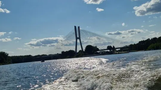 Trasy rejsów po Odrze Wrocław – prywatna łódź ODRABOATS na tle śluzy odrzańskiej